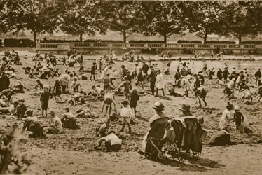 La plage sans mer : construction de châteaux de sable, Bishops Park